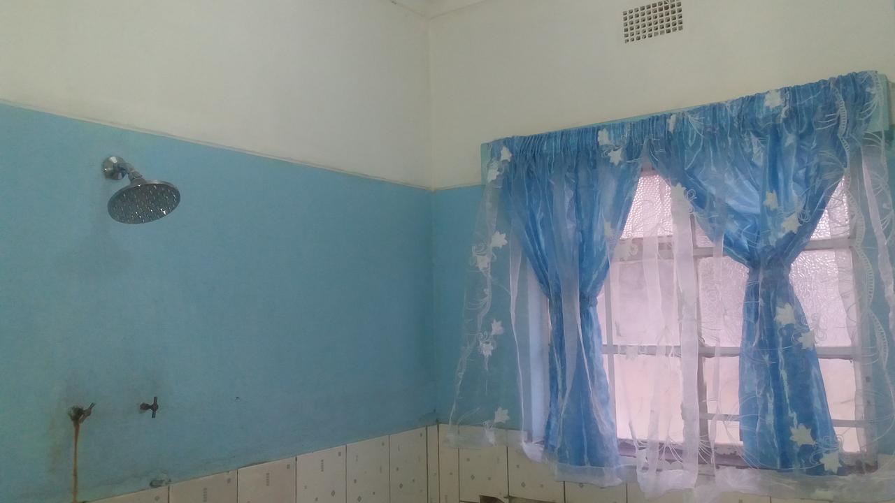Kumunzi Backpackers Hostel Лусака Екстериор снимка