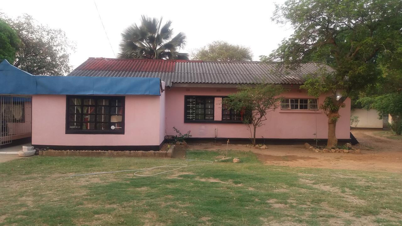 Kumunzi Backpackers Hostel Лусака Екстериор снимка