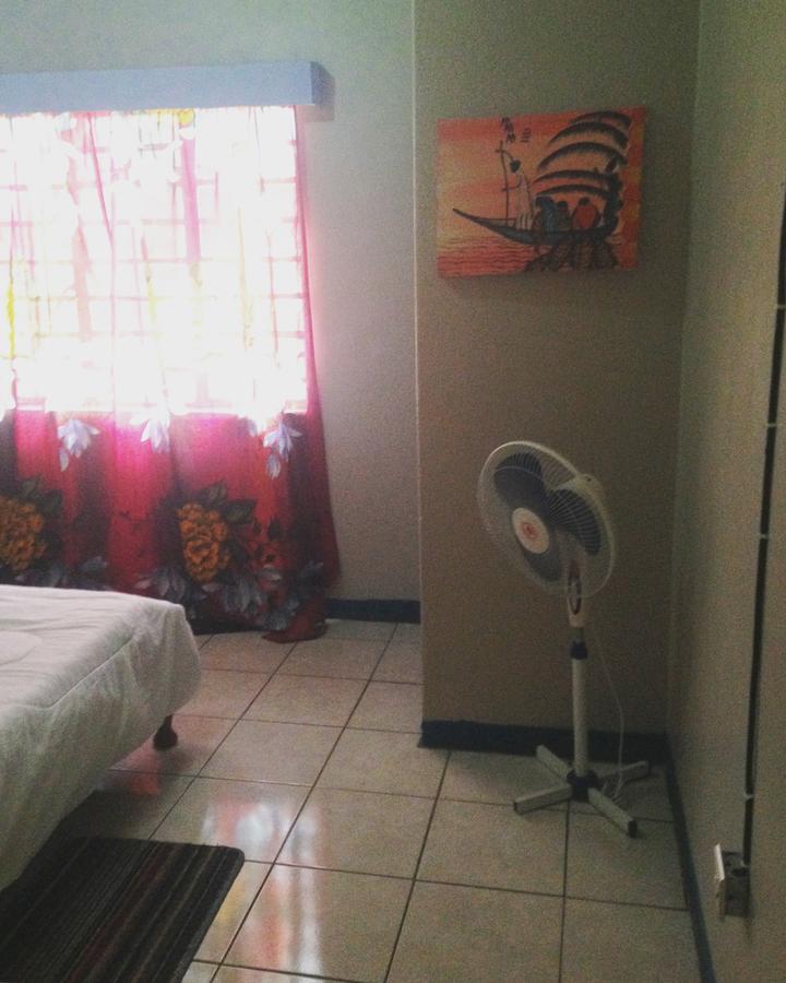 Kumunzi Backpackers Hostel Лусака Екстериор снимка