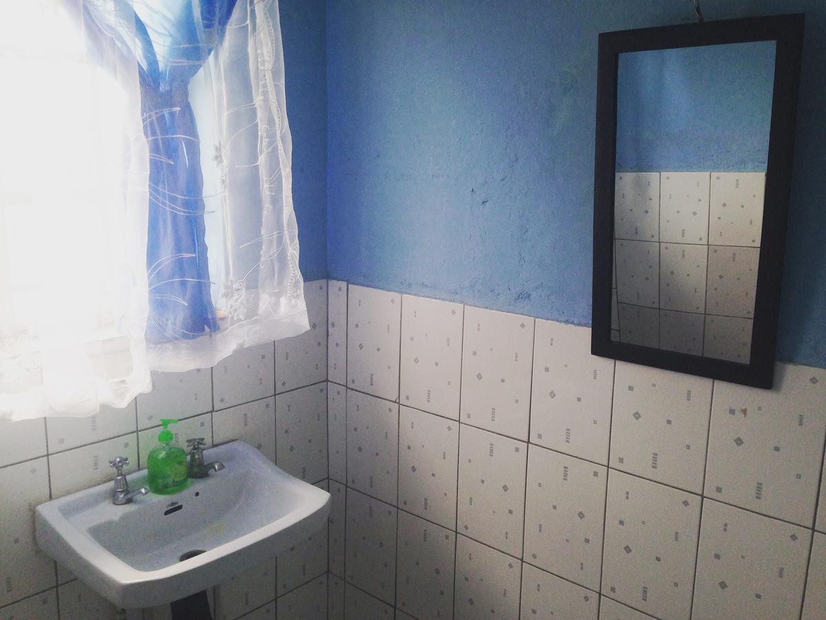 Kumunzi Backpackers Hostel Лусака Екстериор снимка